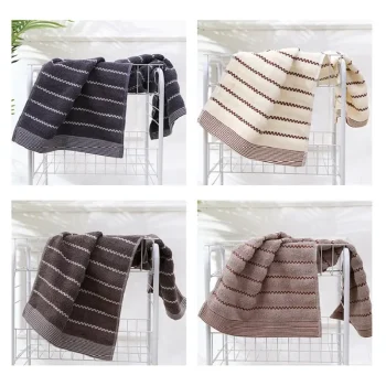 Lot serviette de bain, ensemble de deux pièces, aux motifs géométriques, blanc, marron, beige ou gris deux tailles