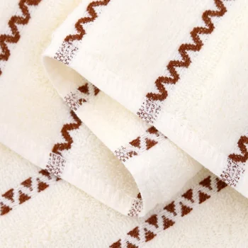 Lot serviette de bain, ensemble de deux pièces, aux motifs géométriques, blanc, marron, beige ou gris haute qualité