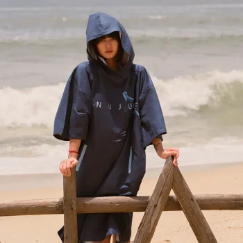 Serviette à capuche, idéal pour se changer à la plage, baleine, bleu microfibre